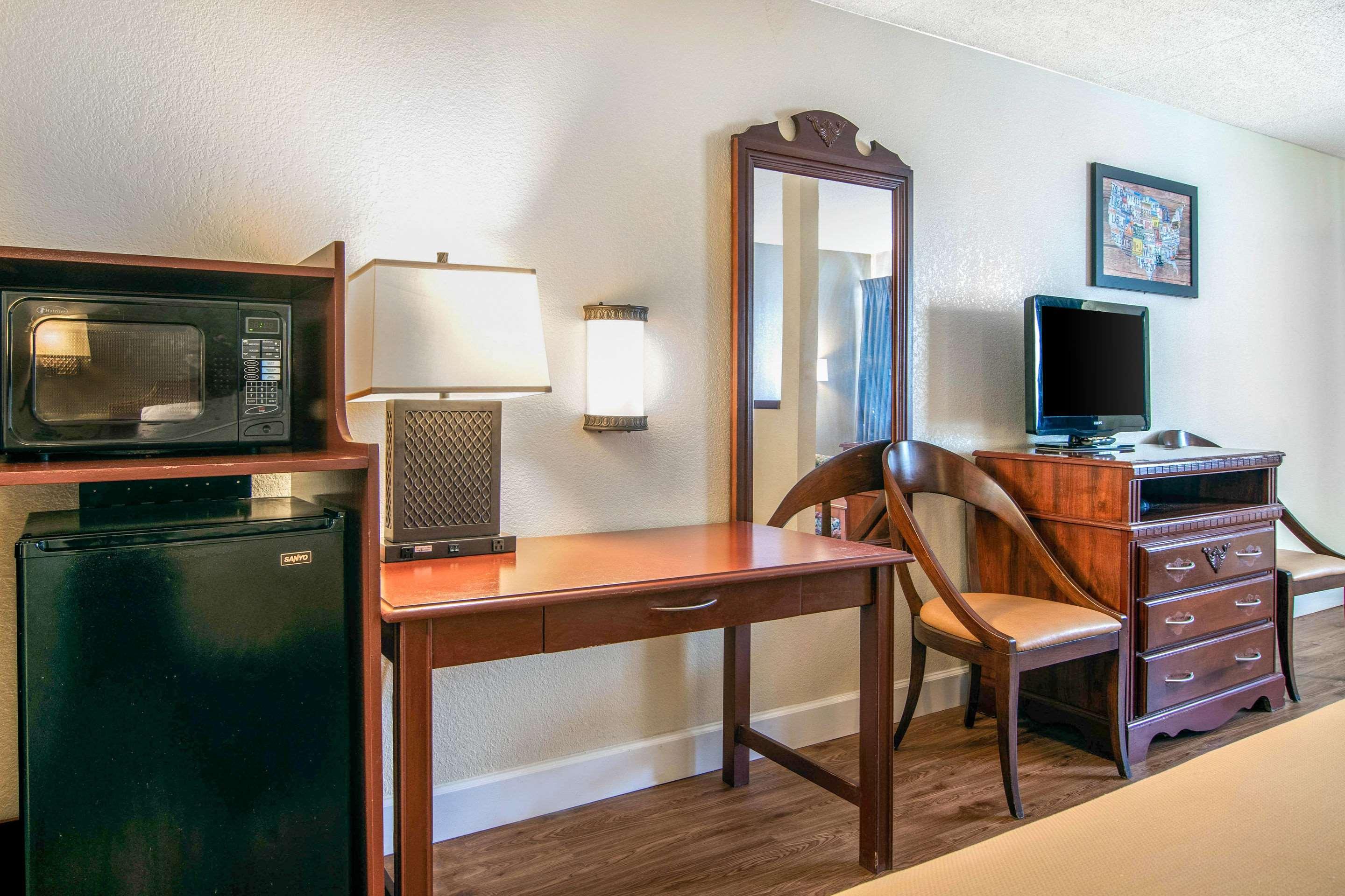 Econo Lodge Inn & Suites Fort Oglethorpe ภายนอก รูปภาพ