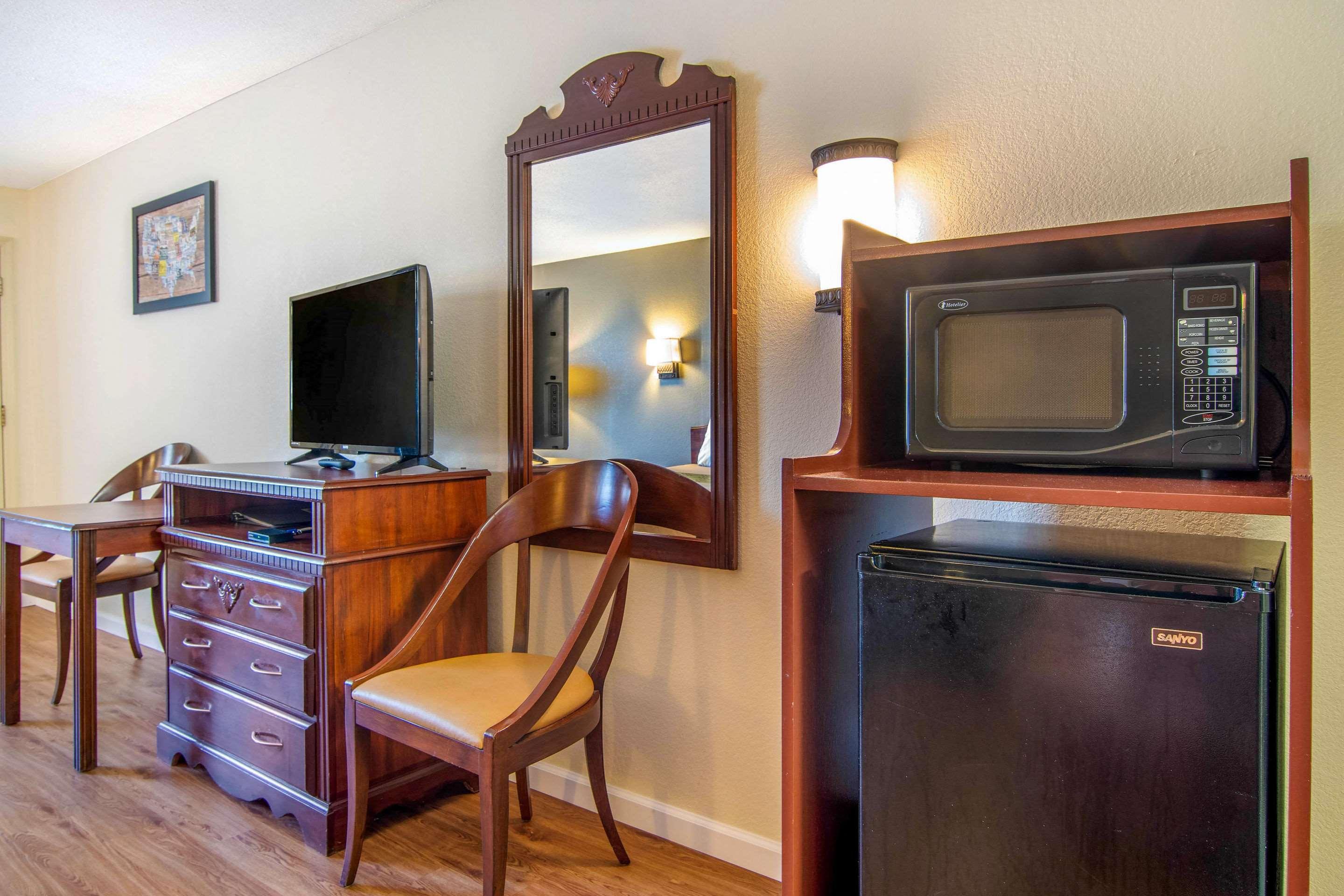 Econo Lodge Inn & Suites Fort Oglethorpe ภายนอก รูปภาพ