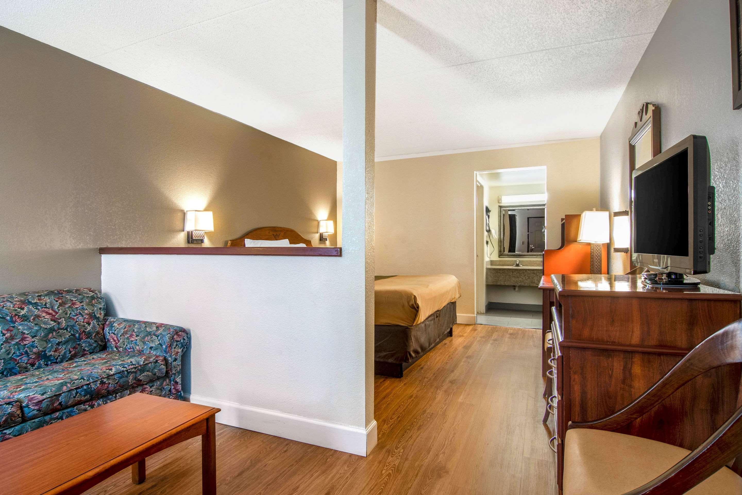 Econo Lodge Inn & Suites Fort Oglethorpe ภายนอก รูปภาพ