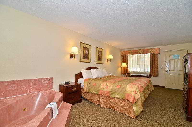 Econo Lodge Inn & Suites Fort Oglethorpe ภายนอก รูปภาพ