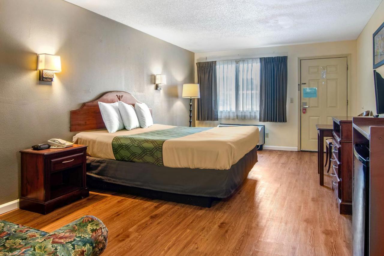 Econo Lodge Inn & Suites Fort Oglethorpe ภายนอก รูปภาพ
